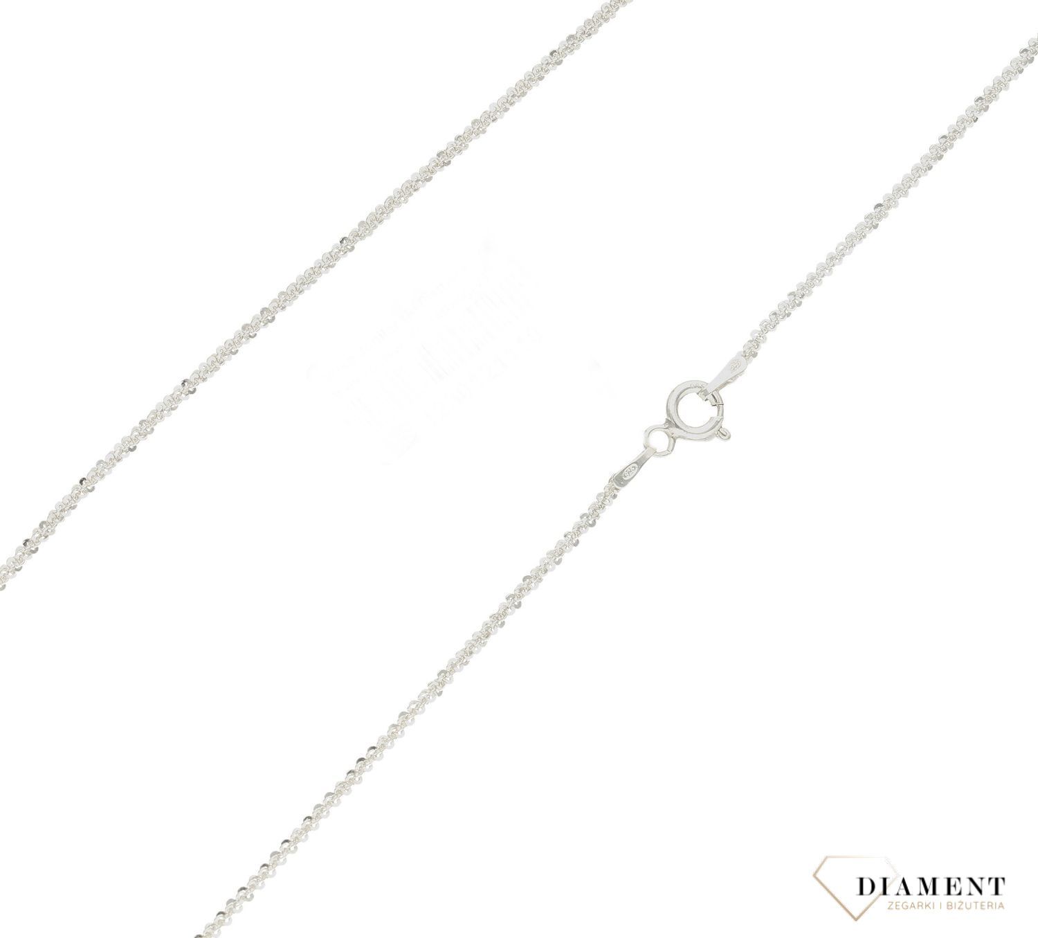 Srebrny łańcuszek 925 ozdobna lineczka grawerowana 1,4 mm DIA-LAN-6001-925 1,4mm.  Łańcuszek o wadze 2,50 gram. Łańcuszki to uniwersalne dodatki, które sprawdzają się na każdą okazję i dla kobiet w każdym wieku. Srebrny łańcus (1).jpg